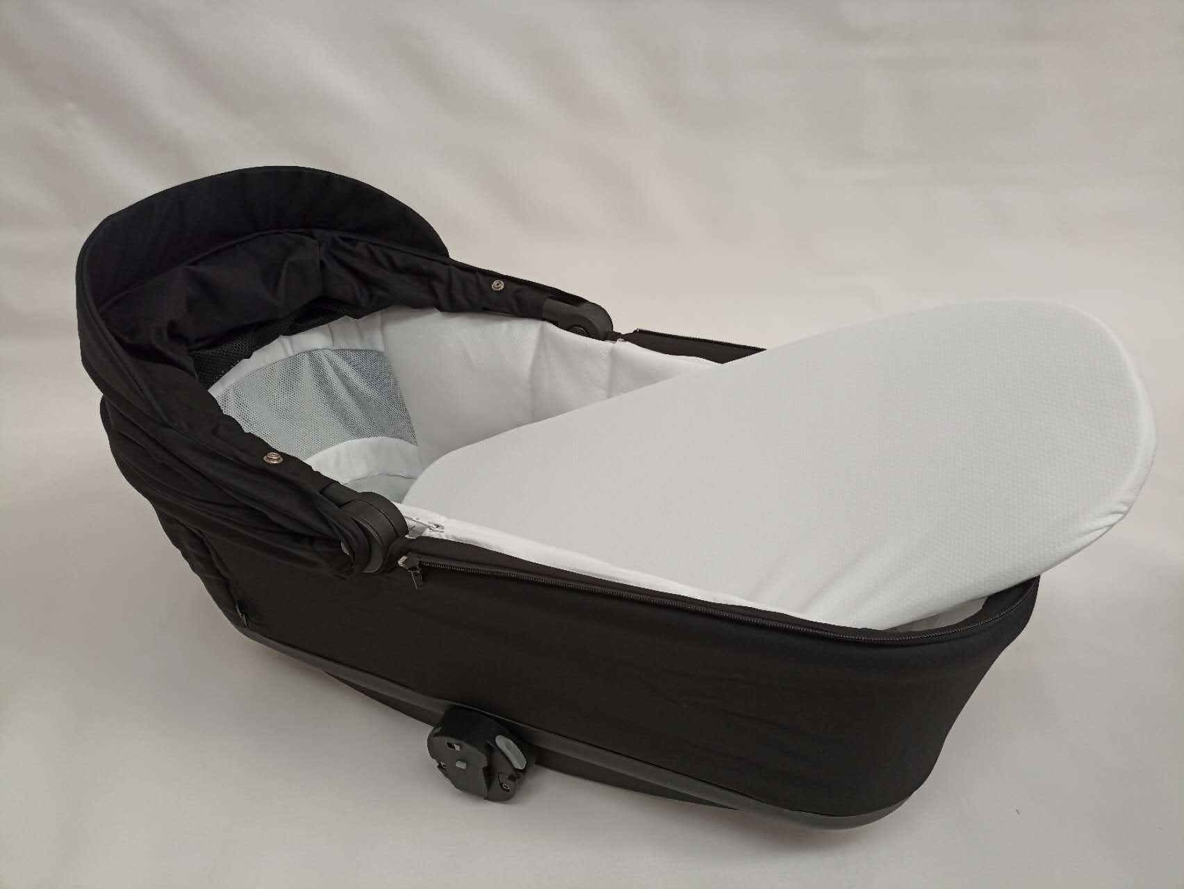 Baby Brightness Luxe Carrycot Black - image 3
